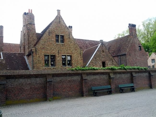 ベギン会修道院の横を過ぎる。<br />とても大きい。