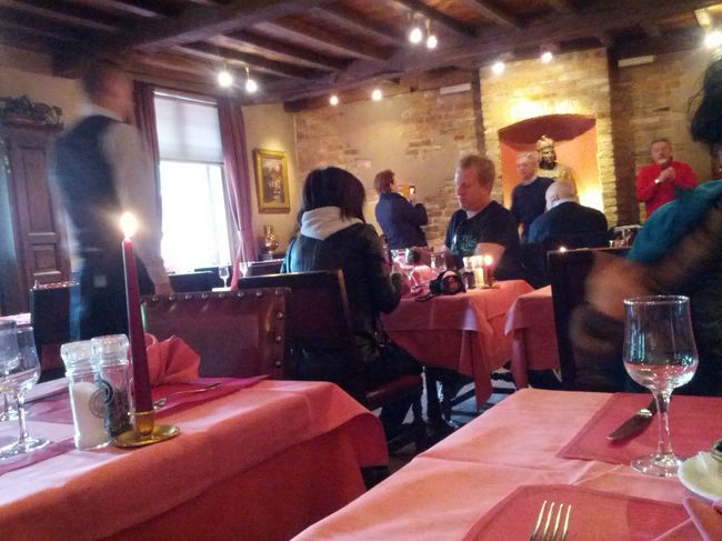 店内は広い。<br />日本人ではない西洋人のグループもいた。<br />有名な店なのかもしれない。