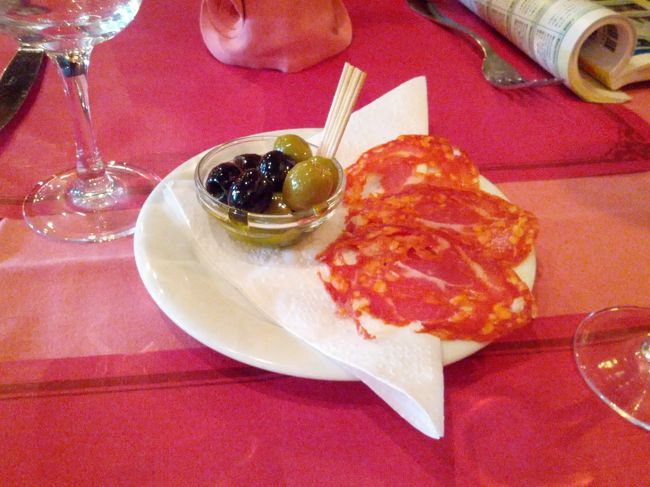 前菜というか付きだしのようなものが出てくる。<br />ソーセージとオリーブと。