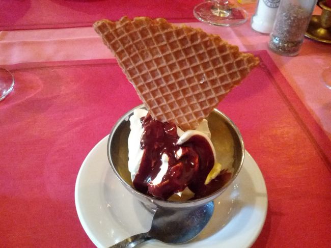 デザート。<br />ワッフルが美味しいのはベルギーにいるから？