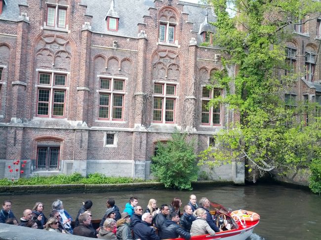 運河をボートで観光する人たち。