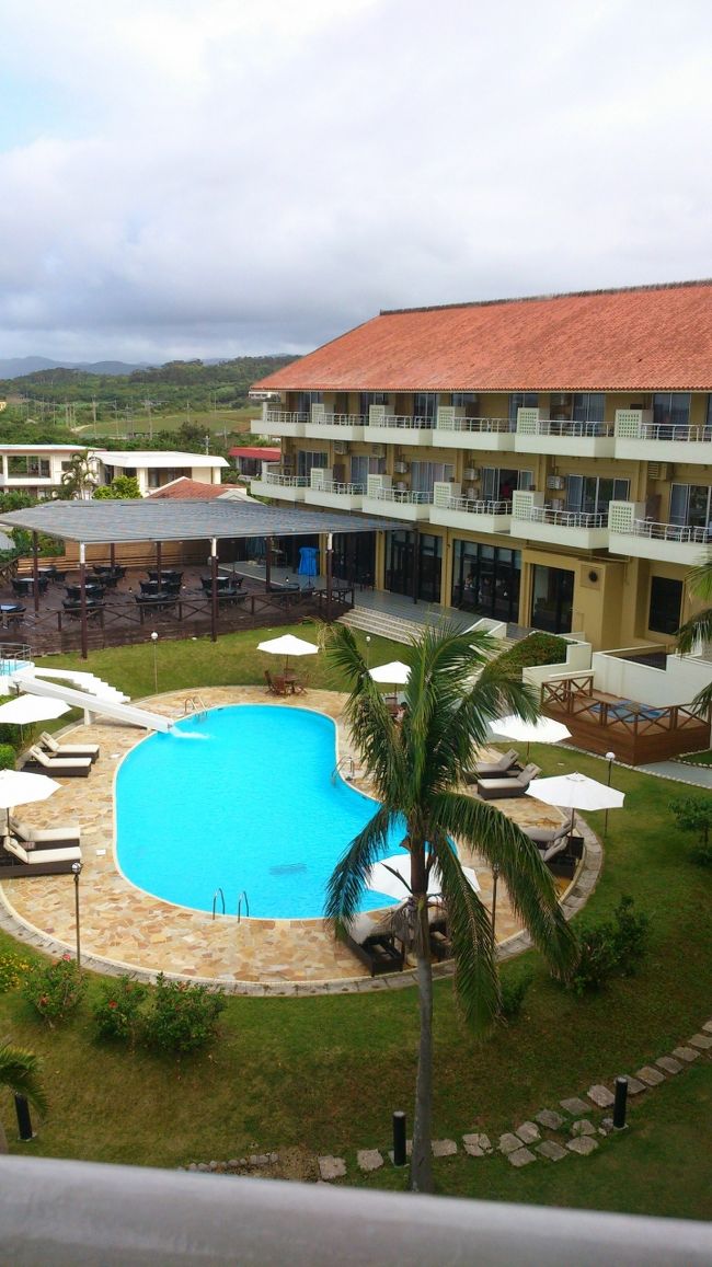 宿泊したホテルは年配の方が多かったせいか、誰もプールを利用していません。