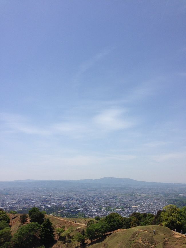 気持ちいい位の晴天です。てか、日差しが痛い。<br /><br />若草山からの景色はいつも、<br />「昔の人が神様が居るって思うの当然やんな」って感じます。<br /><br />この景色を見ながら、母が作ったお弁当を食べました。<br /><br />そして春日山原始林をドライブします！！！<br /><br /><br /><br />