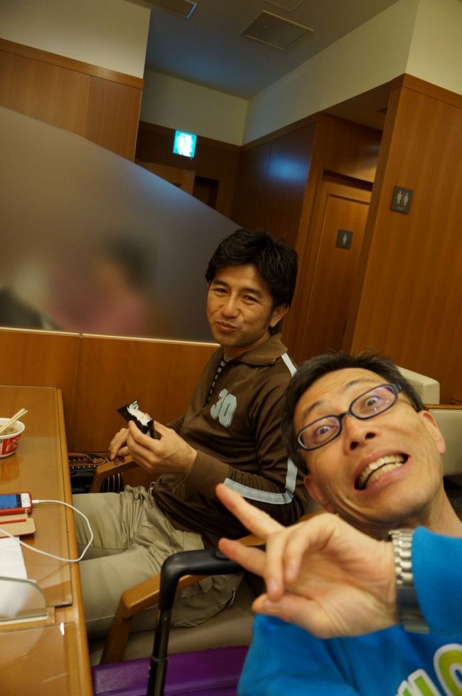 チェックインを済ませ、ラウンジで朝食<br /><br />一人ハイテンション