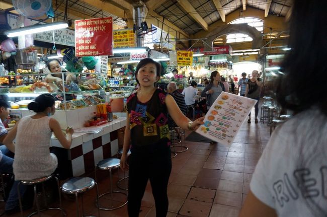 何を食べようか、迷っていると、強烈な呼び込み<br /><br />引っ張られるようにしてそのお店へ