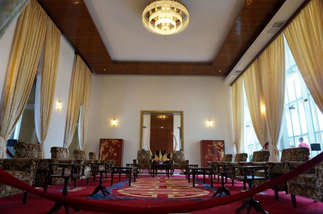 中は迎賓館的な使われ方をしている<br /><br />ここは、国賓をお出迎えするお部屋<br /><br />赤い色が歓迎を表すんだったかな？