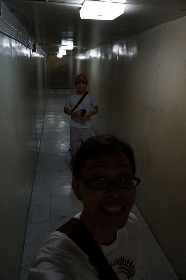 そして地下に案内される<br /><br />戦争などの非常事態の時に、ここの地下には、要人が避難して、指令を出したりできる部屋があるのだ