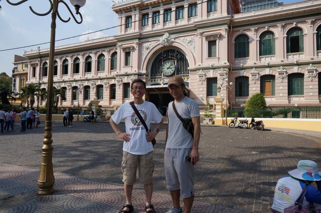 教会の隣には、中央郵便局<br /><br />パッと見たときには、「駅」だと思った<br /><br />ガイドの方に、駅ですか!?と聞くと<br /><br />違います！とぴしっといわれました