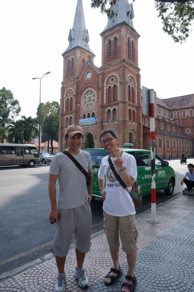 お次は、聖母マリア教会　とても美しい建物です<br /><br />ここは外から見るだけでした<br /><br />