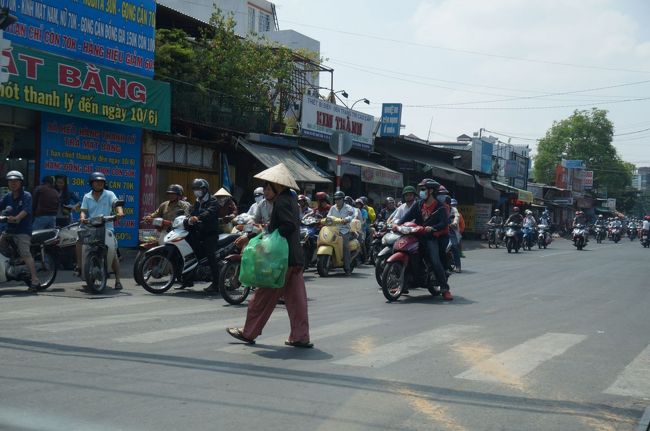 とにかくバイクが多い<br /><br />最初は怖くて、道を渡れなかったが、何日かいるうちにコツがつかめてきた