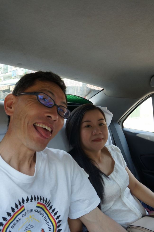 彼女の名前はKIMさん<br /><br />タクシーで公園に向かう