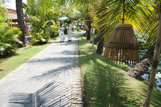 ここは結婚式の前に、カップルが撮影に訪れる有名な場所だそうだ<br /><br />この日、何組も撮影していました