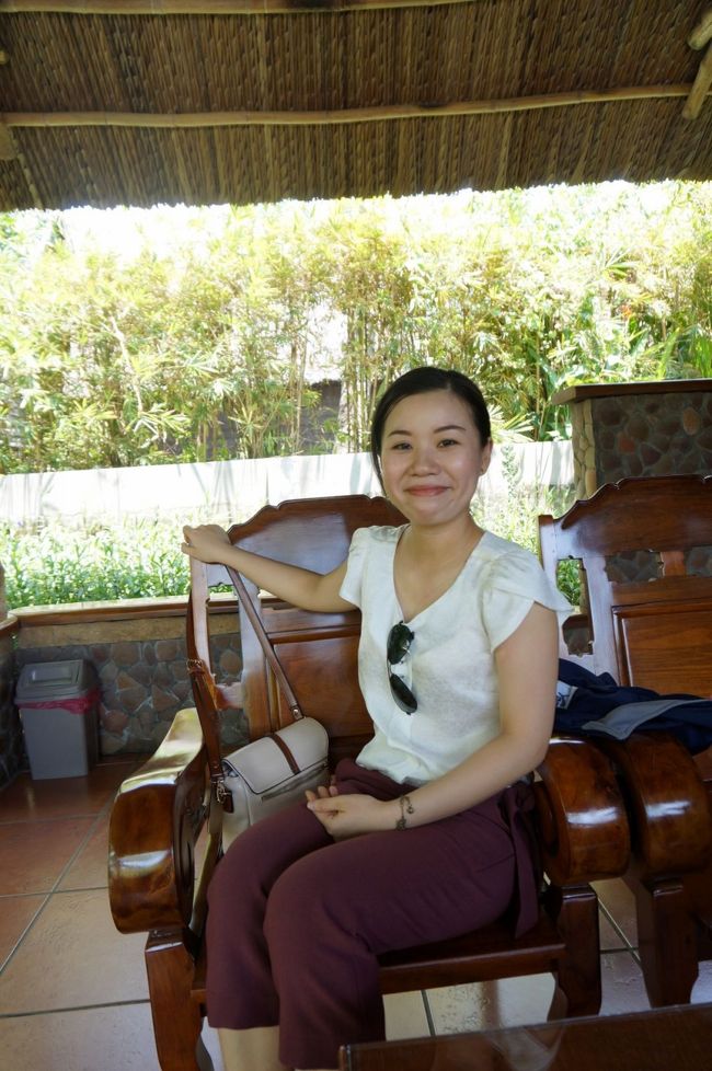 直射日光の下、歩いていると汗が吹き出します<br /><br />東屋みたいなところで休憩