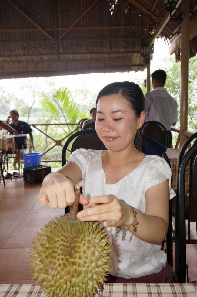 料理を待っている間に、「ドリアン売り」がやってきた<br /><br />KIMさん、ドリアン大好きとの事で、自分で品定め