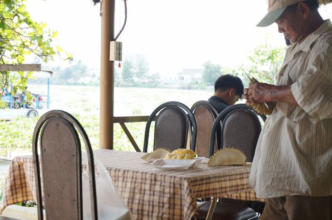 ドリアン売りのおじさんは、器用に切り開き