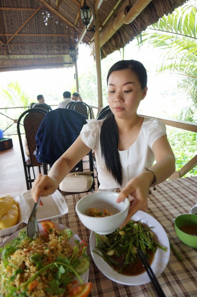 料理が来ました<br /><br />空芯菜と炒飯系　どちらも美味<br /><br />私の分をとり分けてくれて、優しいKIMさんです