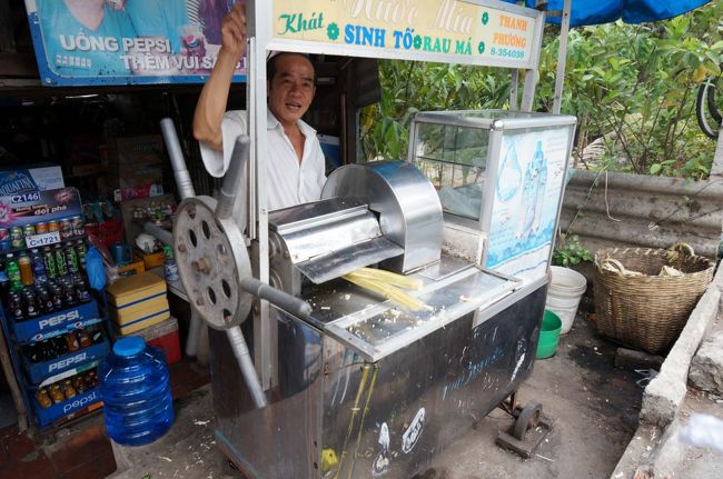 陽も傾いてきたので、街に戻ります<br /><br />タクシー乗り場に向かう途中「サトウキビジュース」を発見<br /><br />私、好奇心から「あれなあに？」とKIMさんに聞いて、教えてもらったのだ