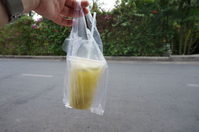 サトウキビの束を、3，4回機械に通し<br /><br />できました！！！<br />