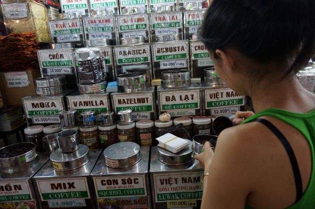 そして翌日<br /><br />次の街に立つ前に、市場に出向き、ベトナムコーヒーを購入