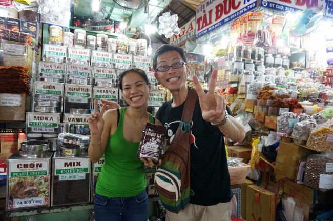 あの甘い香りのコーヒー　日本ではなかなか手に入れられないので、<br /><br />結構買っちゃいました<br /><br />この市場のお姉さんも、僕と一緒にニッコリ　笑顔いいですね<br /><br />＝＝その３に続きます＝＝