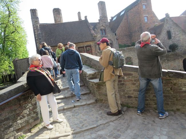 人が集まってる所があります。<br /><br />「世界一、小さな橋」なんですって(*^_^*)