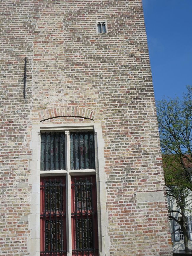 右上の方に、小さな窓があるのわかります？<br /><br />「世界一小さな窓」らしいです。<br />