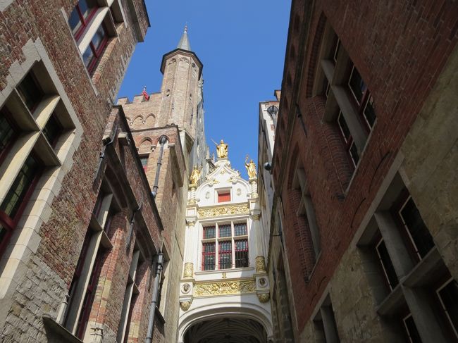 この真ん中の建物素敵！と思ったら、下が通路になってました。