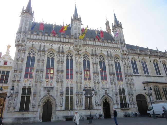 振り向くと、美しい建物がヽ(^o^)丿<br /><br />市庁舎です♪