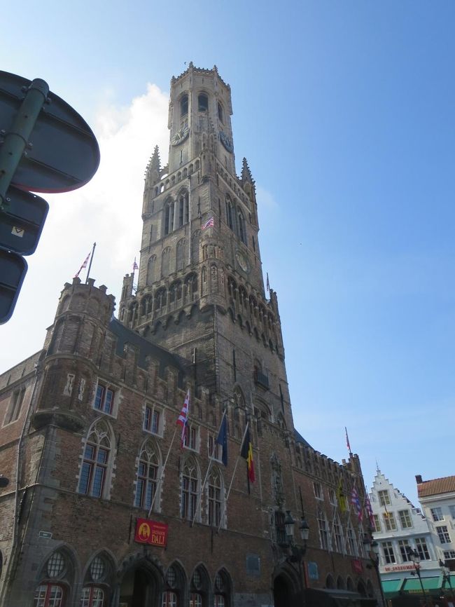 マルクト広場は、ブルージュの中心で、南にはこの鐘楼、東には州庁と郵便局、北と西には銀行やレストランなどがあります。<br /><br />鐘楼、やっと目の前で見られましたヽ(^o^)丿<br />感動！！！