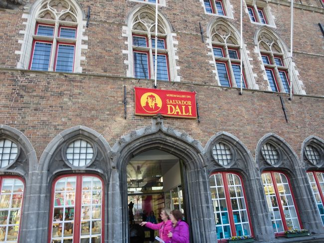 鐘楼には、登ることもできます。<br /><br />入口の所には、なぜか私の敬愛するダリ様が！