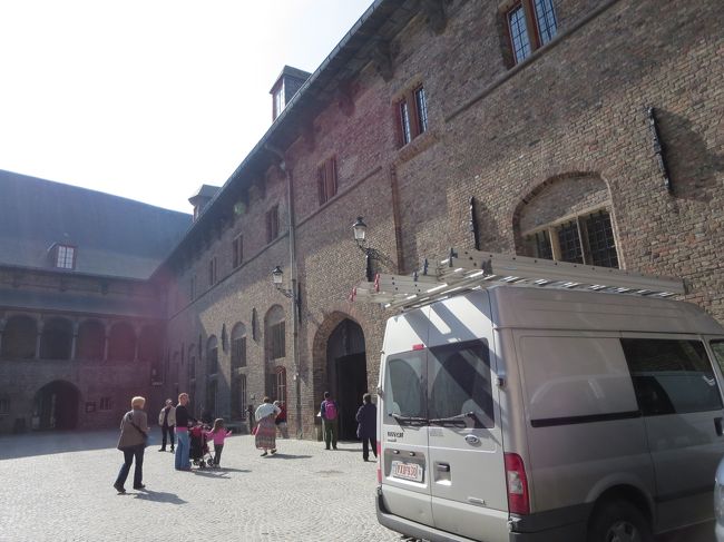 中庭のようになっていて、登るのは２Ｆの受付を通っていくようです。<br /><br />でも、今は登りません。<br />時間があったら、自由時間で登ろうっと！