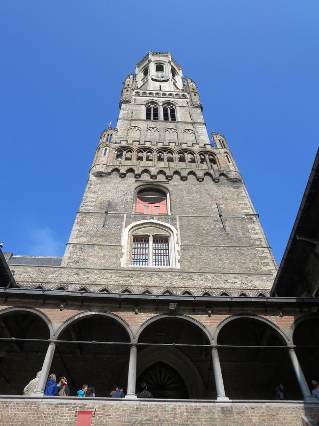 内側から、鐘楼を見上げてパチリ！