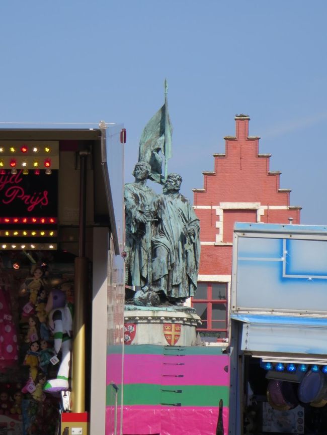 マルクト広場に戻ります。<br /><br />広場の中心には、ブルージュの英雄ヤン・ブレーデルとピーテル・デ・コーニンクの像があります。１４世紀、フランスの圧政に対して立ち上がった中心人物だったようです。<br /><br />では、ここで自由時間です。<br />１時間ちょっとあるので、まずはお目当てのキプリングへ♪<br />Ｔ島さんが、行き方を教えてくれました(*^_^*)