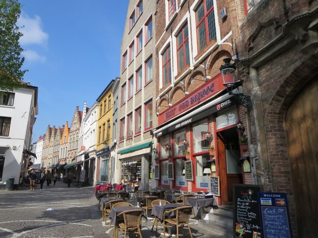 マルクト広場から、変わった時計の建物の横の道をまっすぐ行くと、右手にあります♪