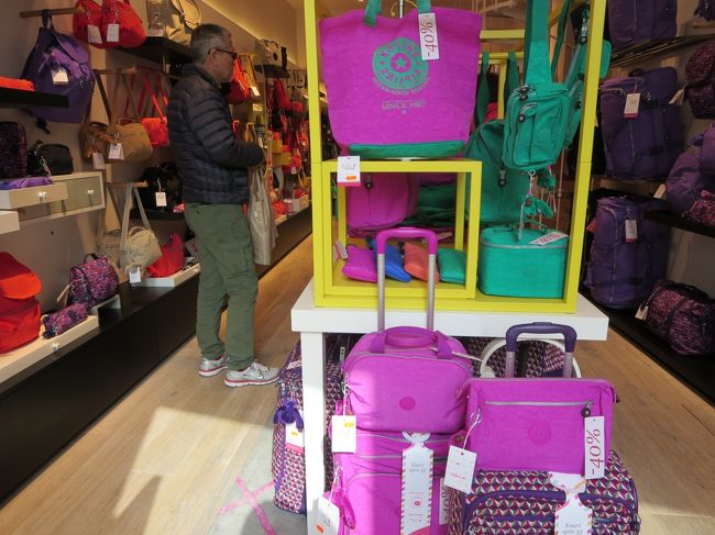 店内<br /><br />後からＫさんご夫婦を案内してあげた時に写しました♪<br /><br />ピンクオレンジ、パープル、グリーンは４０％でした！<br />写真には写ってませんが（私が、すでに購入しちゃったので）、ピンクオレンジのミニショルダーと、旅行用の折り畳みトート（中身はブルー♪）を購入しました。<br /><br />店長さんのようなマダム、とても美人で感じがよく、色々広げてみせてくれましたヽ(^o^)丿<br /><br />クレジット払いにした所、日本で換金したユーロより３円ほどお得なレートでした。