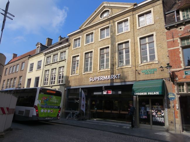 次は、このスーパーマーケットで、バラまき用のチョコを購入します。<br />ガレーのチョコなど、結構種類が多かったです。<br /><br />ついつい、ホテルで食べる用も購入♪