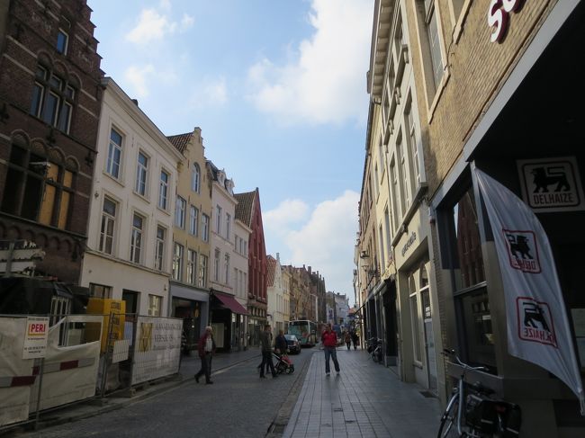 では、一度マルクト広場に戻りましょう。<br /><br />放射線状に道があるので、超方向音痴の私は、とりあえずマルクト広場に戻って、別の路地へと行くようにしました(*^_^*)<br /><br />迷うから・・・
