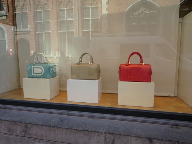 次の路地は、ちょっと高級そうな・・・<br /><br />ベルギーの高級バッグ「ＤＥＬＶＡＵＸ」のショーウィンドウ♪<br /><br />可愛いな〜、欲しいな〜、でも高いしな・・・