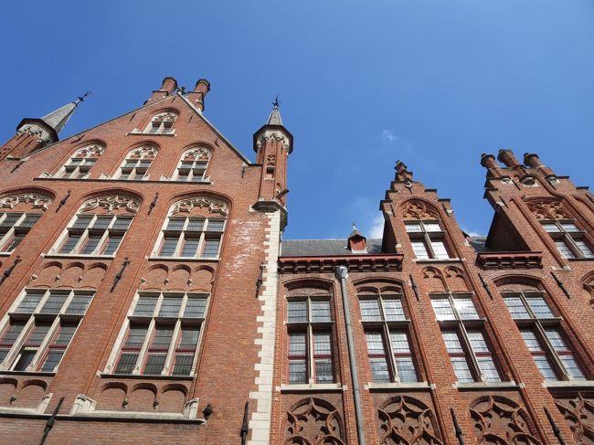 素敵な建物を見上げながら、てくてく♪