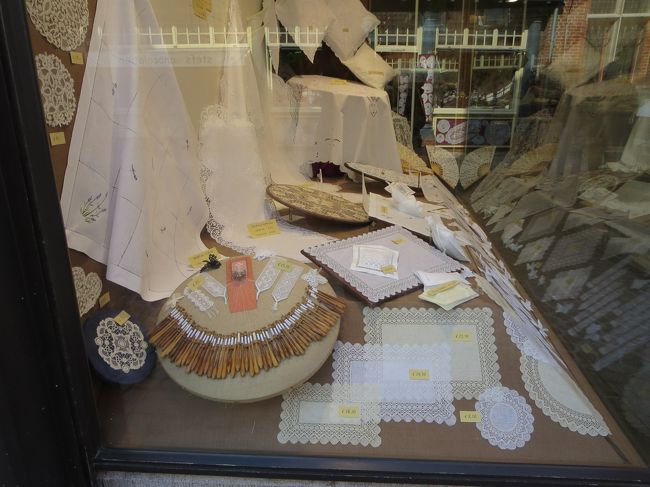 ベルギーレースのお店のショーウィンドウ<br /><br />お高そう・・・