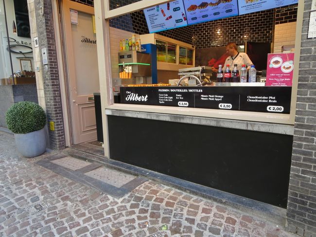 ワッフルだー！<br /><br />ここのは、リエージュ風の丸いワッフルなんですね♪<br /><br />この後、ランチだから、我慢我慢！<br /><br />あ\(◎o◎)／！　聖血礼拝堂に行くの、忘れてた！正午までだった！<br />急いで向います。