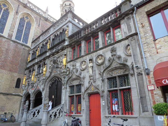 聖血礼拝堂に到着したのは、正午を５分すぎていました(^_^;)<br /><br />ドアは、固くとざされてました・・・。<br />私のバカバカ！