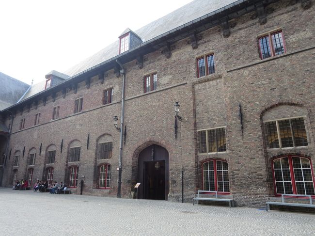 中庭はがら〜んとしています。<br /><br />ランチタイムだしね！