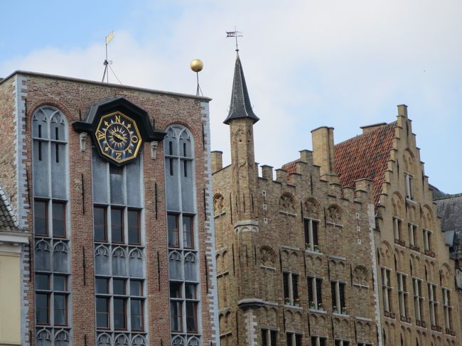 この時計の横の道をいくと、キプリングがありますよ♪