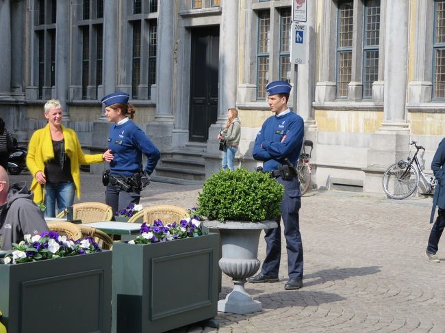 ポリスマン＆ウーマンだ(*^_^*)<br /><br />かっこいいな〜♪<br />なんだか、スタートレックみたいな制服です！