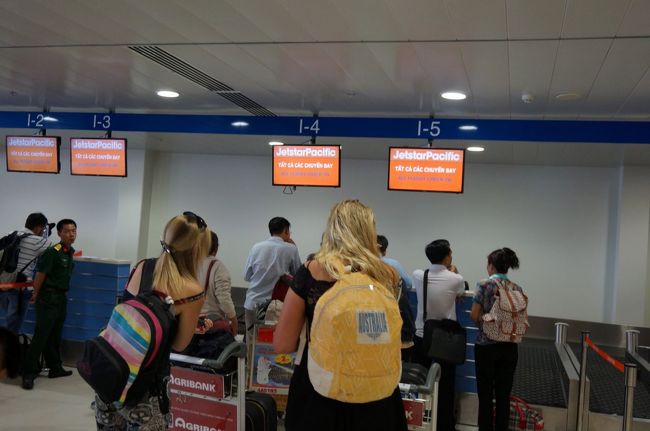 今日はハノイへ移動<br /><br />予約したジェットスターのカウンターに行くと、係りの人がちょっとこちらへという