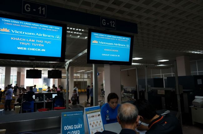 １０名ほどの集団は、ベトナム航空のカウンターへ連れて行かれた<br /><br />オーバーブッキングかな？と