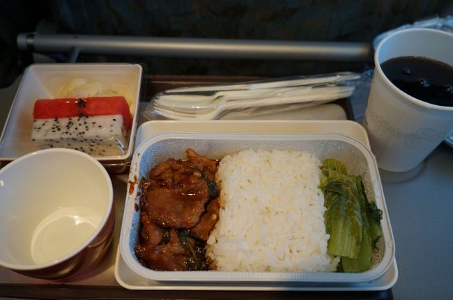 ホーチミン→ハノイ　国内線ではあるが、機内食が出た<br /><br />貧乏人の私は、思わずラッキーと叫んだ