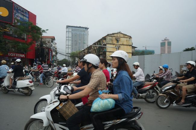 ハノイの空港から市内へタクシー<br /><br />ハノイ市内に入ると、バイクが増えてきた