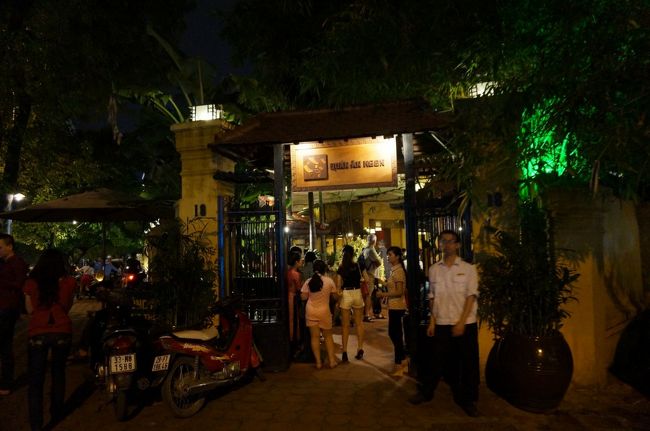 おなかがすいたので、ホテルフロントに美味しいレストランを聞き、そこに向かった<br /><br />遠いか？と聞くと、歩いてはいけないというのでタクシーの乗ると、５分もかからず着いた